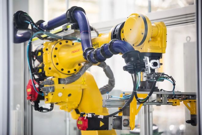 發動機技術革新與市場動態 新一代蒙迪歐上市與榮威GS61、特斯拉Roadster新進展